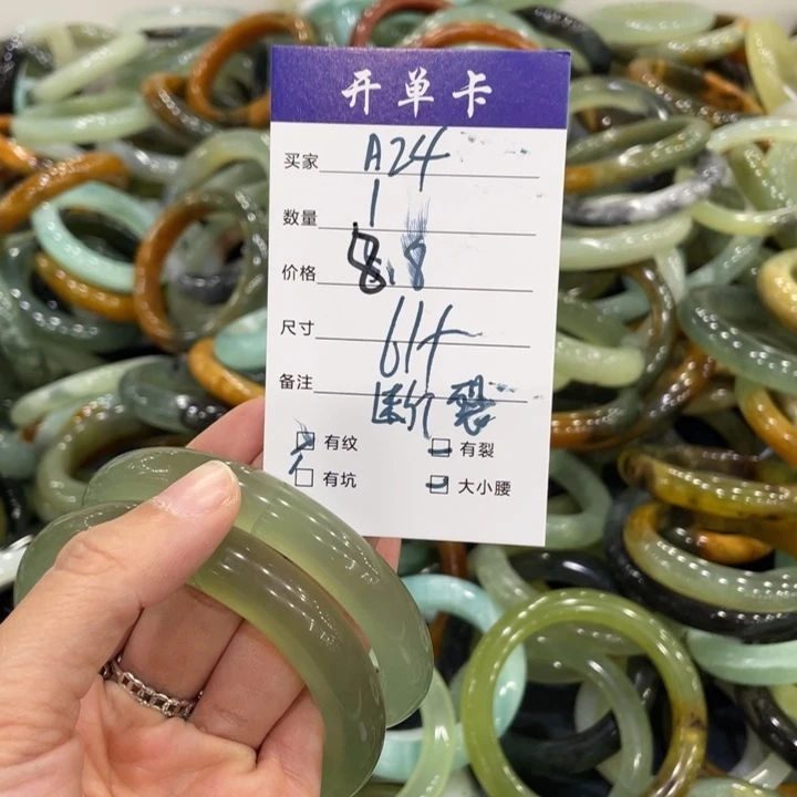 蛇纹石玉未镶嵌手镯多样性