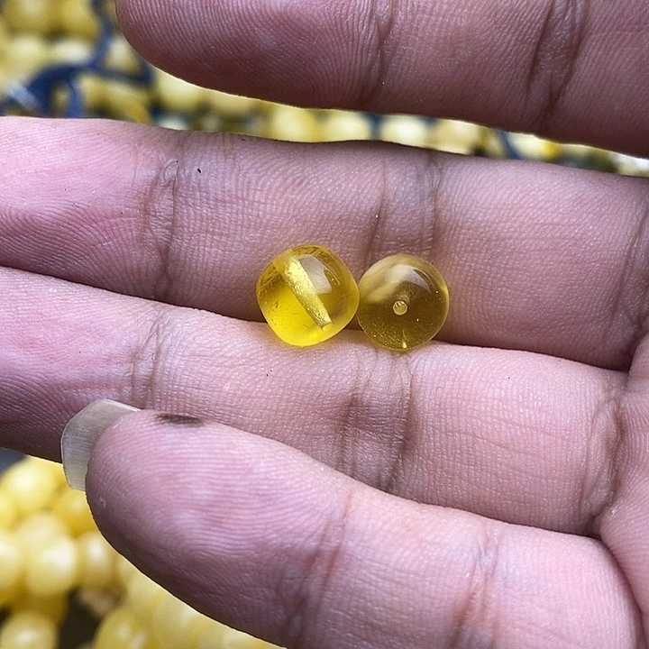 未镶嵌琥珀裸石26号9.1*7.9微瑕2颗