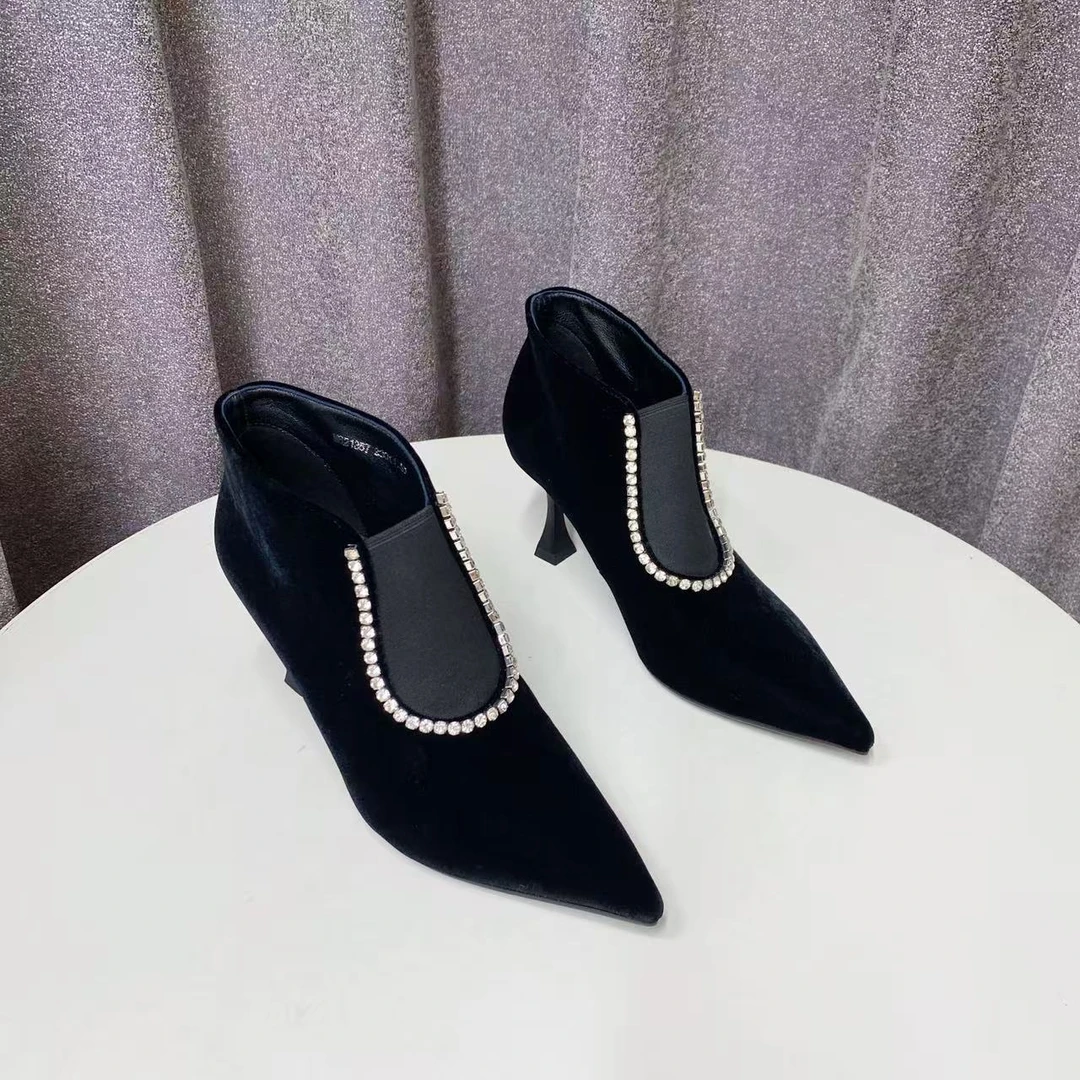 C8672  黑色  时尚秋冬舒适细跟尖头真皮时装短靴