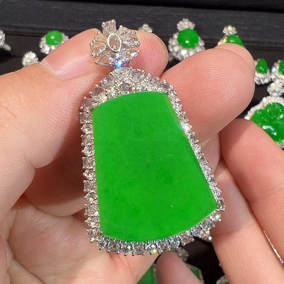 翡翠18K金镶嵌颈饰无事牌