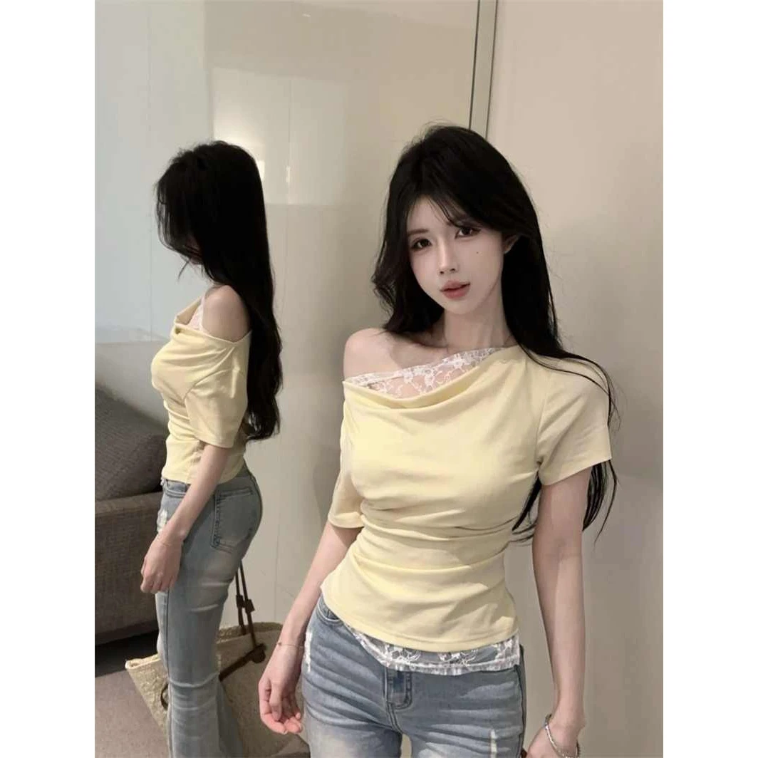 奶黄色假两件蕾丝拼接斜肩短袖T恤女夏季纯欲辣妹荡领一字肩上衣