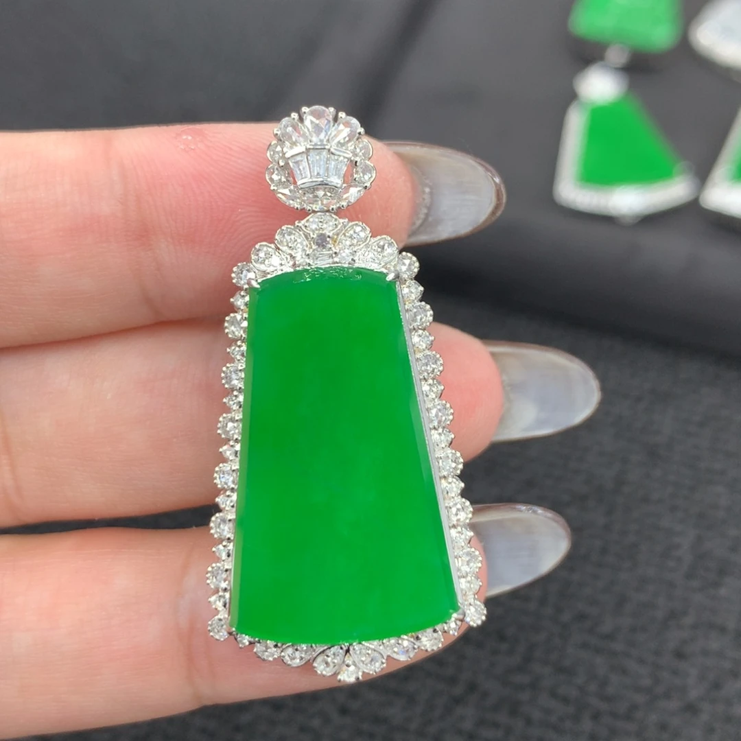 翡翠18K金镶嵌颈饰无事牌