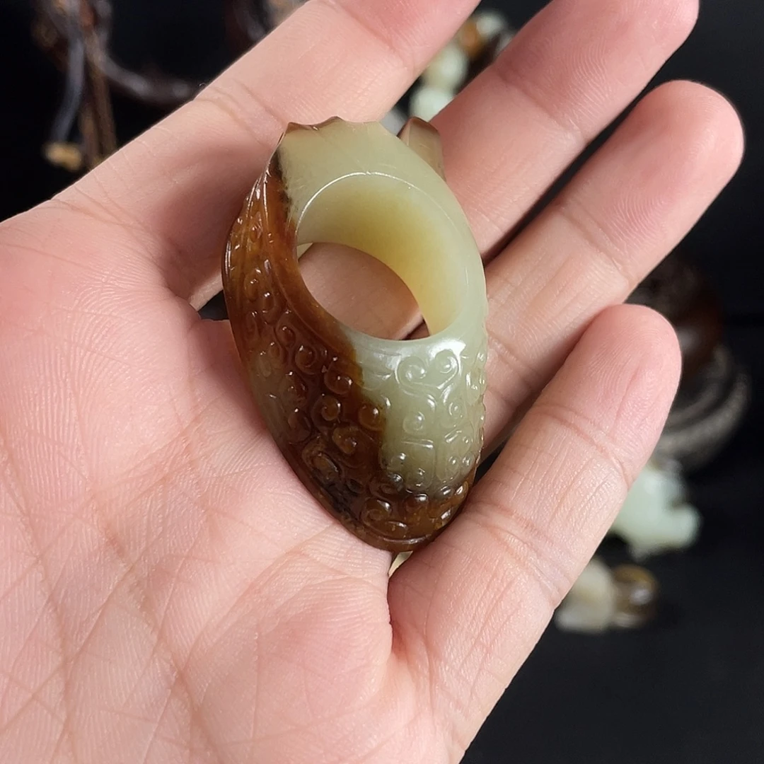 如****和田玉未镶嵌颈饰