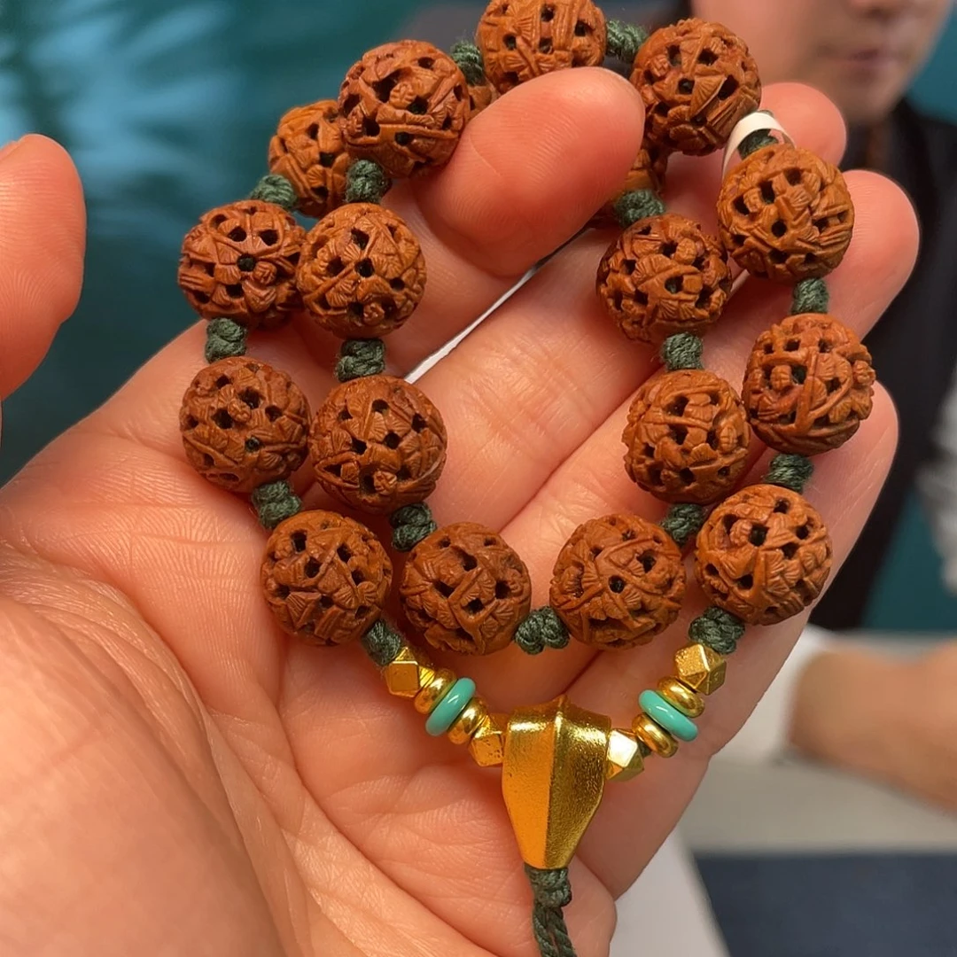 小子桃核镂空风景人物核雕作品