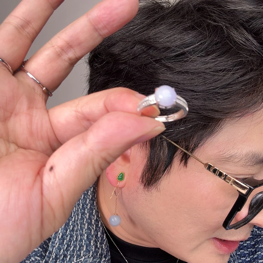 翡翠未镶嵌颈饰一件