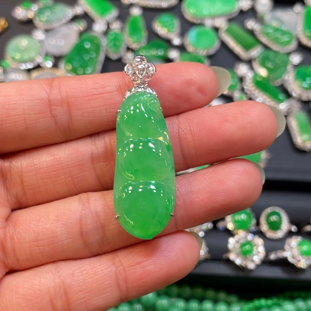 翡翠18K金镶嵌颈饰豆