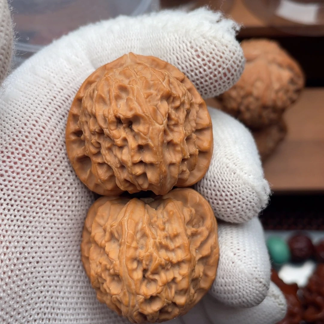 文玩核桃吊坠三角白