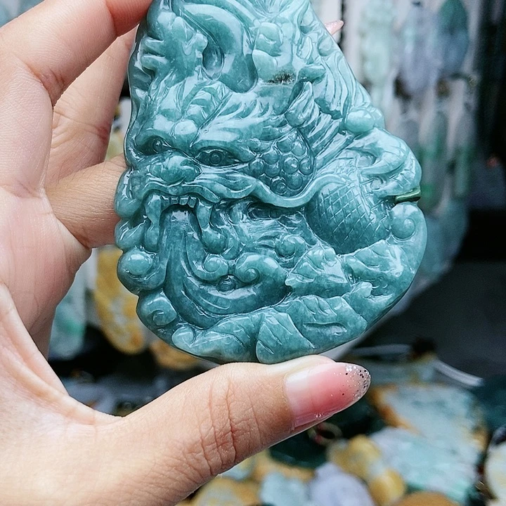 颈饰足铂镶嵌翡翠翡翠