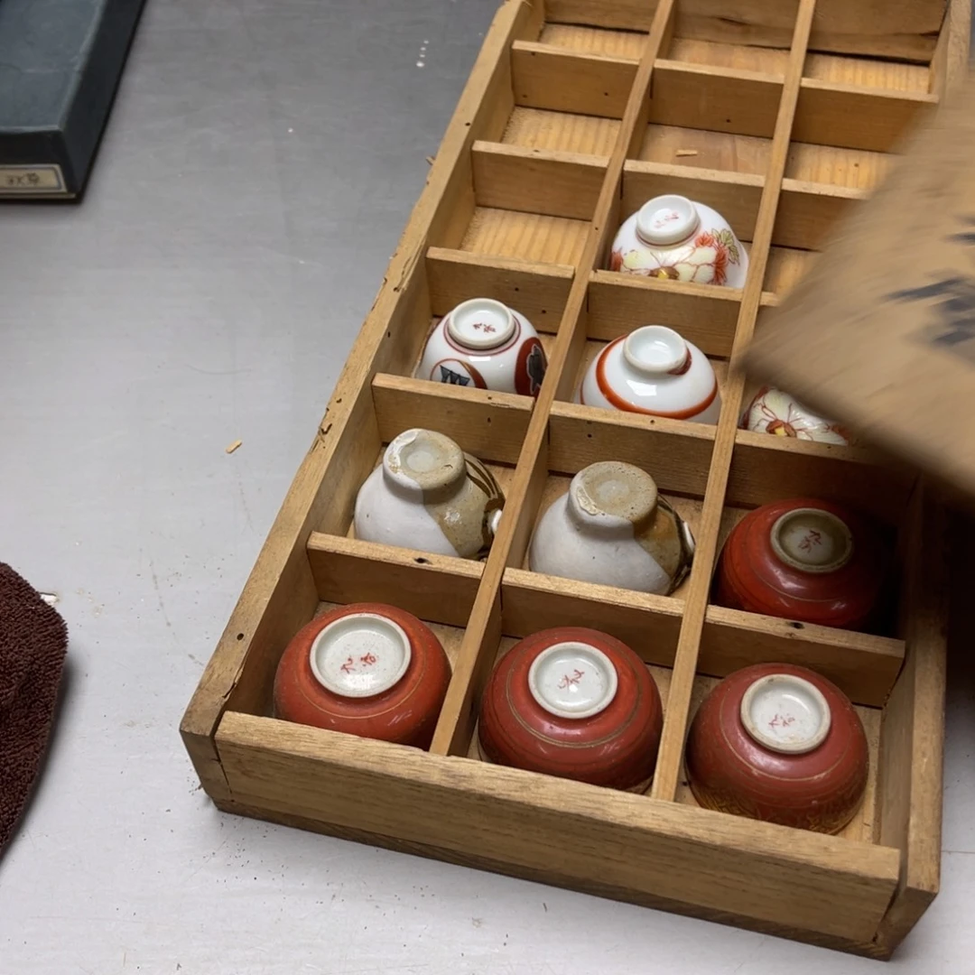 瓷片风**吉密密麻麻地排列着一个