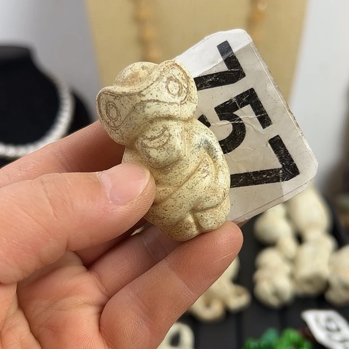 蛇纹石玉未镶嵌颈饰中**鉴