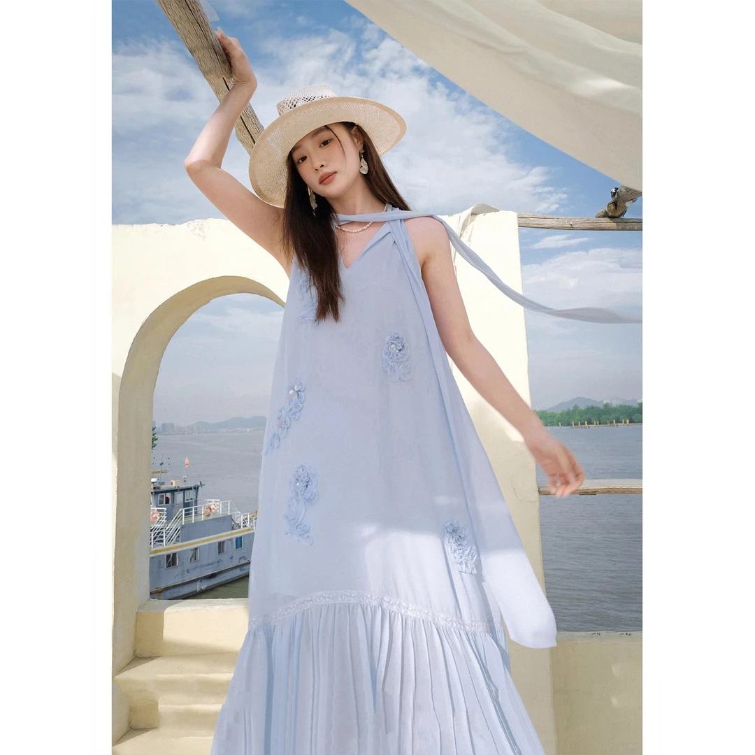 梅子熟了 法式优雅飘带领挂脖a字显瘦无袖连衣裙女