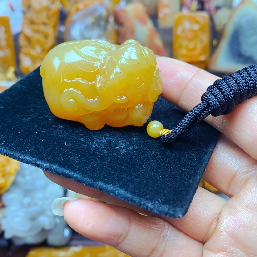 未镶嵌石英质玉（黄龙玉）颈饰
