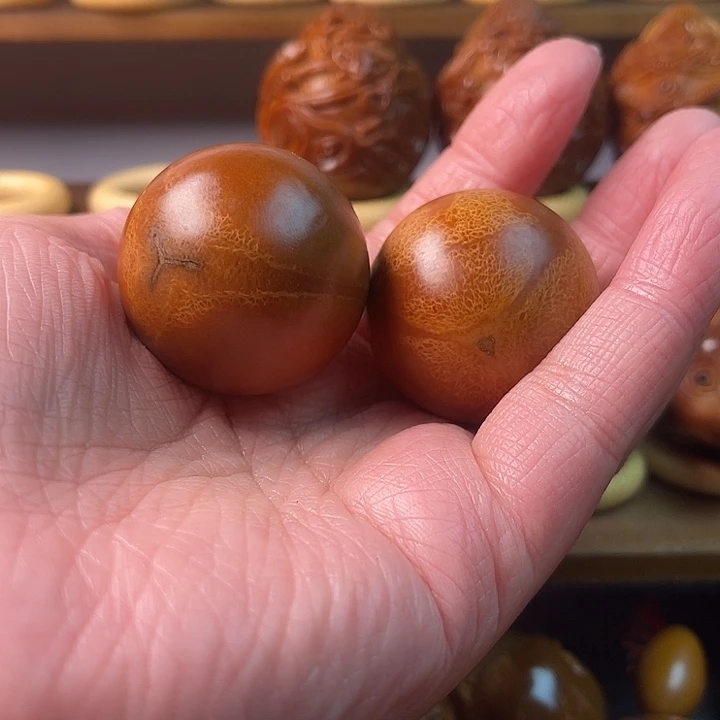 问***哥吊坠橄榄核手球一对