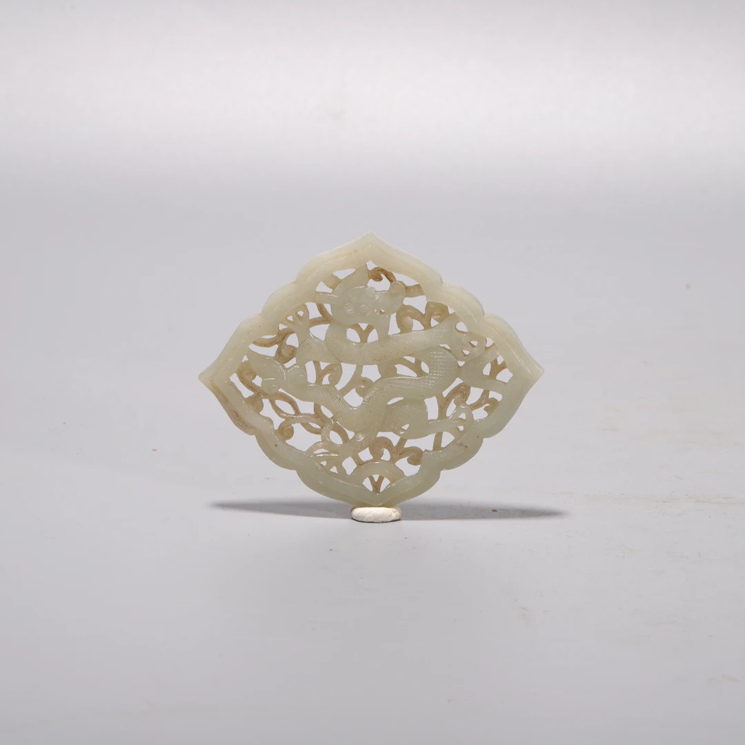 lot29  清代  和田玉龙纹镂空牌