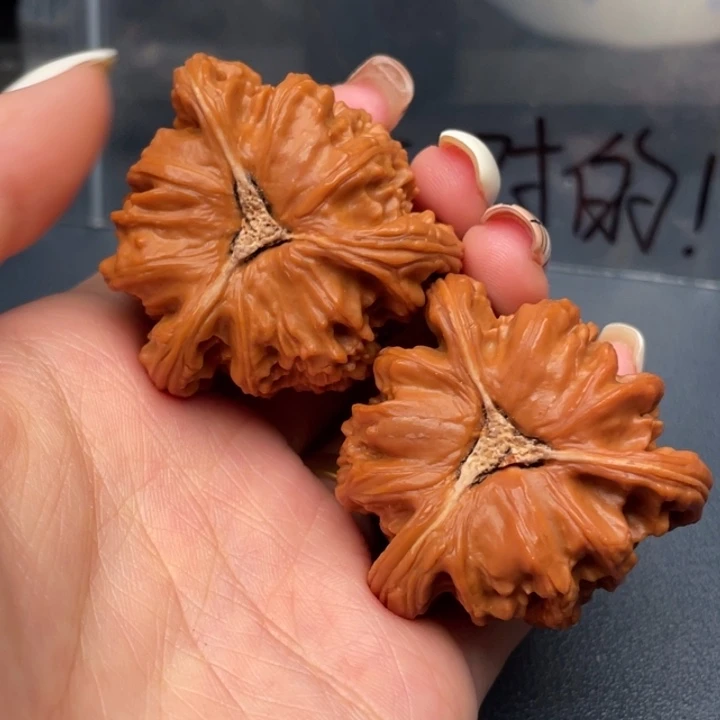 V***a吊坠文玩核桃白狮子