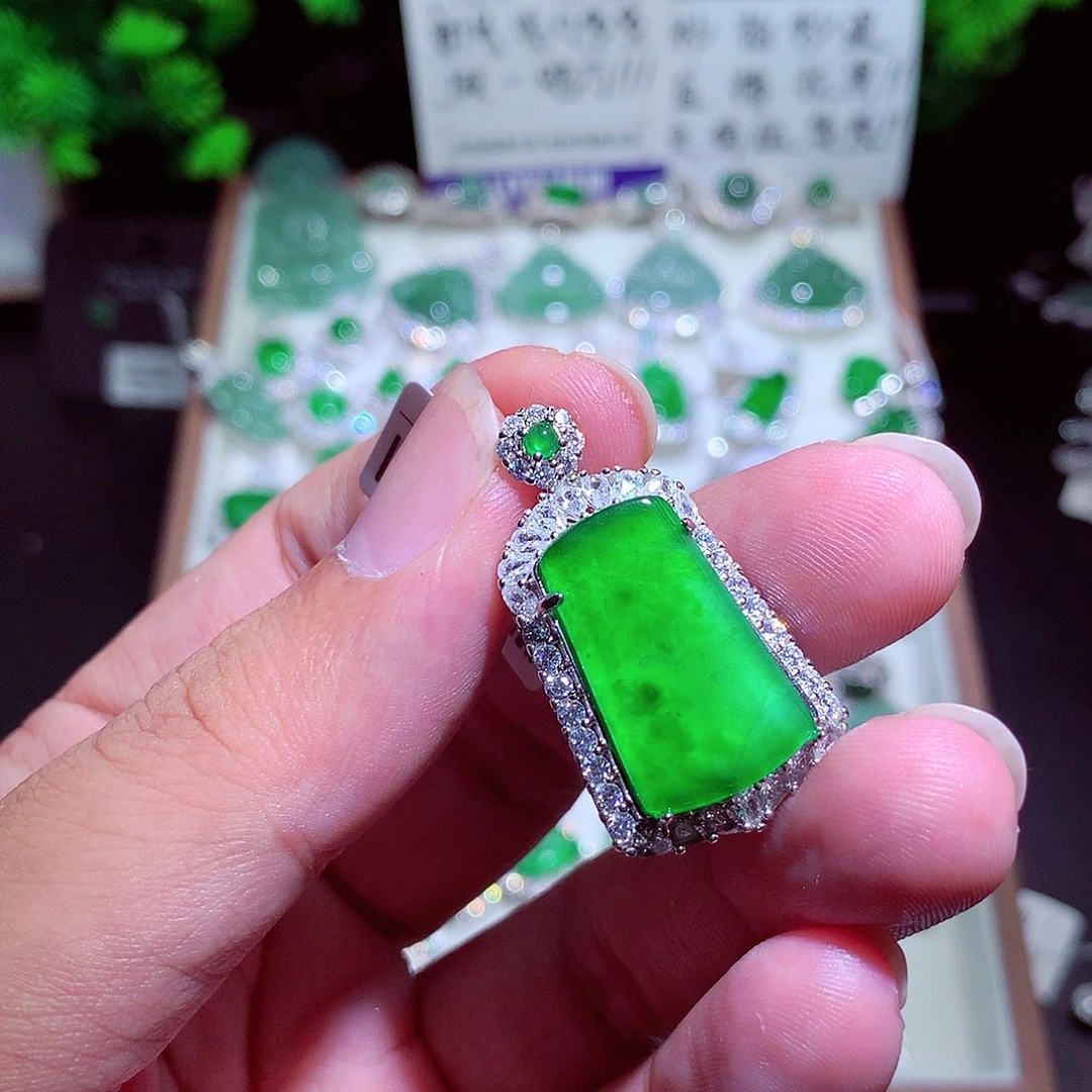 翡翠未镶嵌颈饰婀**姿翡翠