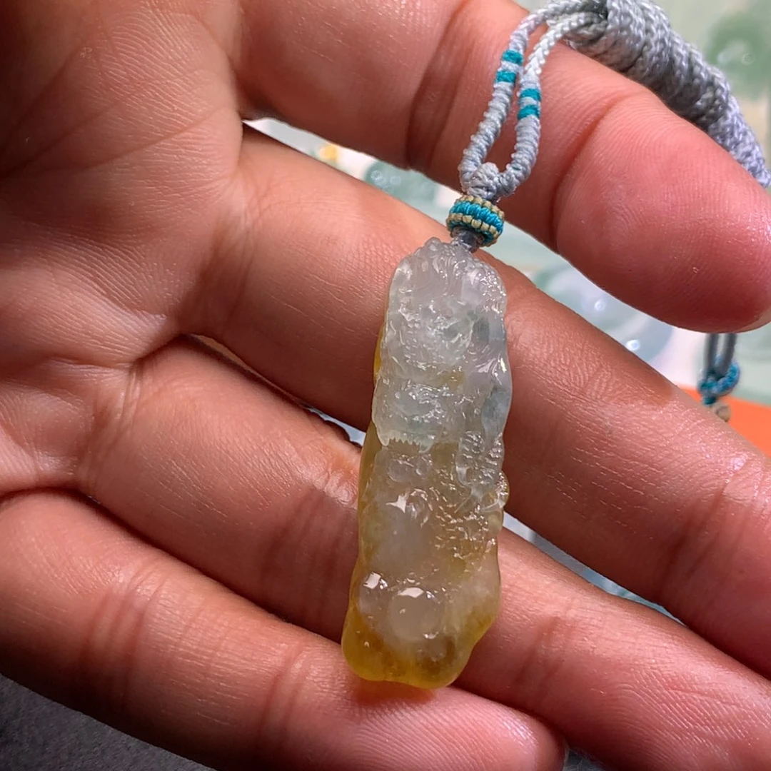 翡翠未镶嵌颈饰龙