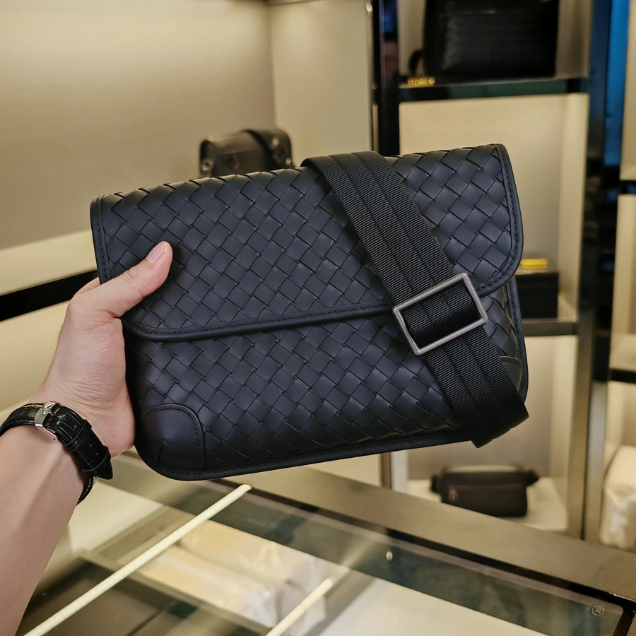 男士休闲斜挎包 轻奢新款 时尚胸包百搭男款真皮编织斜跨黑色男包