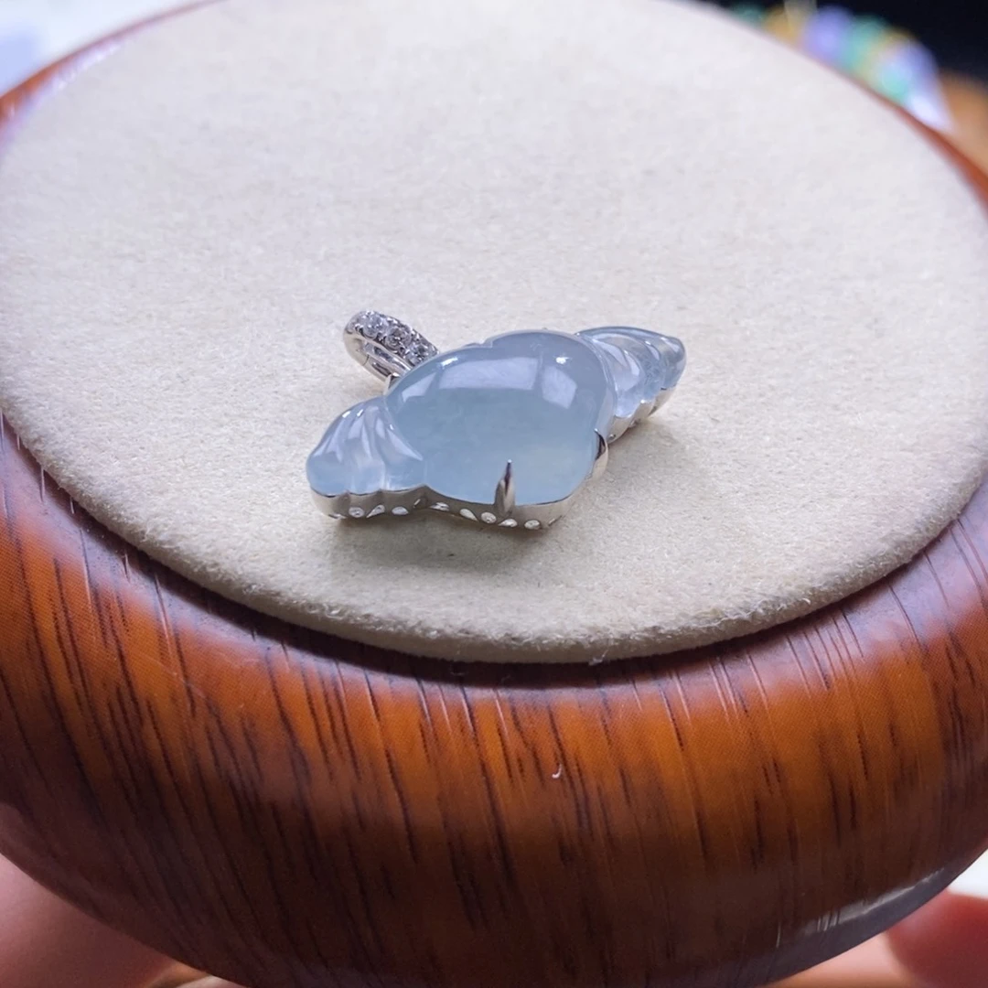 翡翠18K金镶嵌颈饰翡翠冰天空蓝爱心吊坠