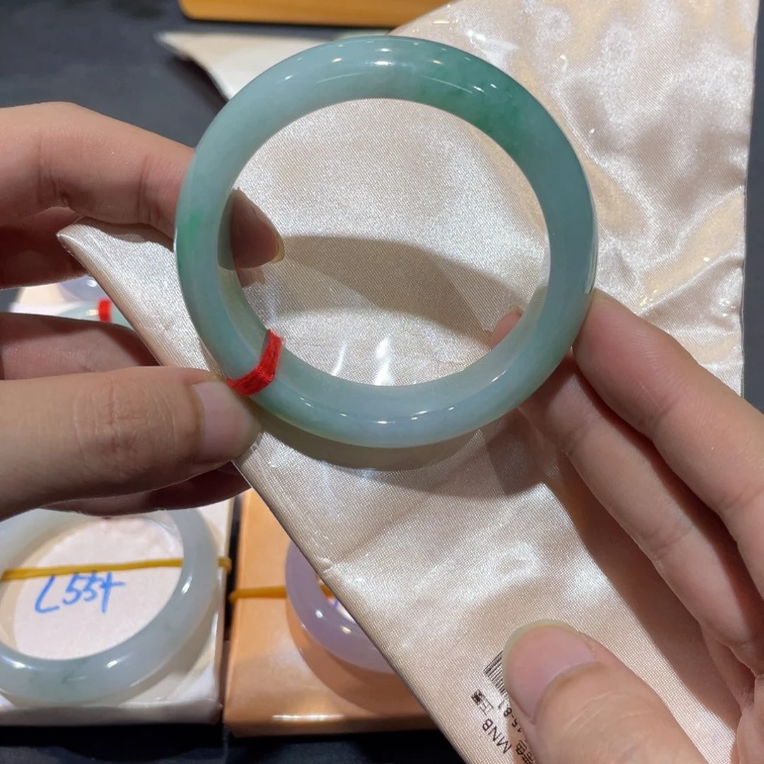 翡翠手镯未镶嵌翡翠手镯