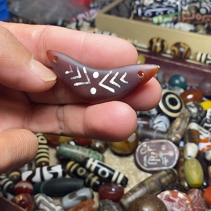 天然辰砂玛瑙珠子