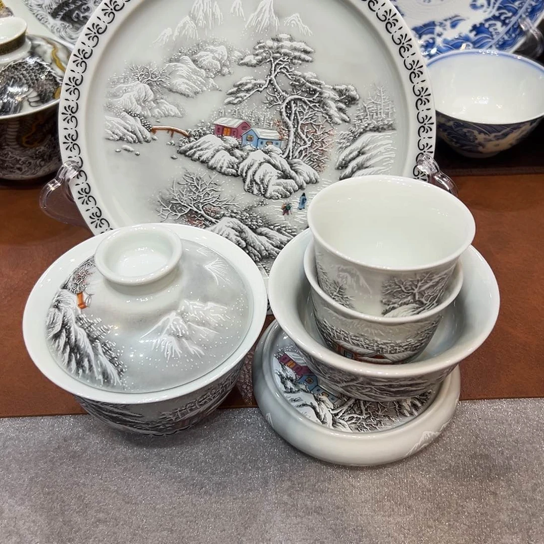 摆件景德镇陶瓷艺术展在上海举办期间举行开幕