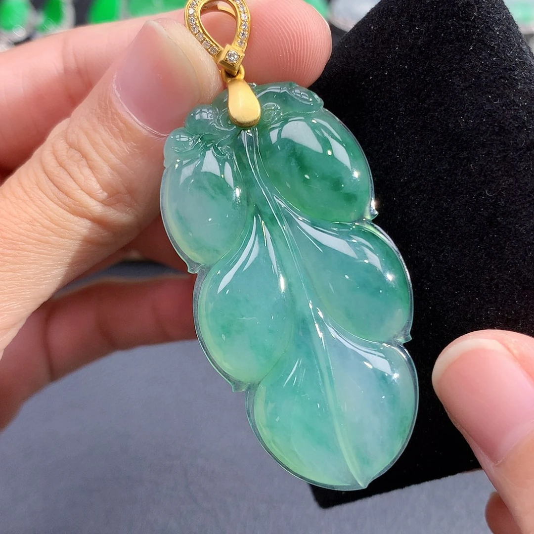 翡翠18K金镶嵌颈饰