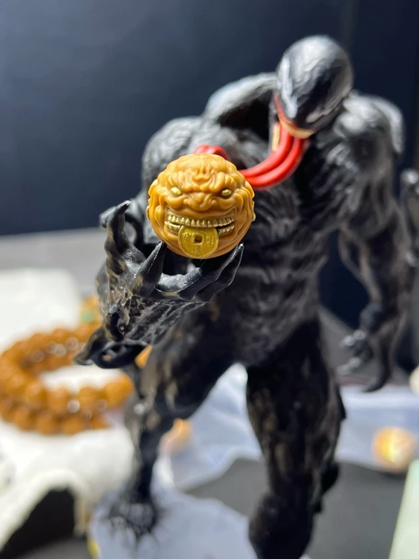 猴头雕刻重工镶嵌咬钱恶僧，机雕手修光头强料走色快黄铜镶嵌保色