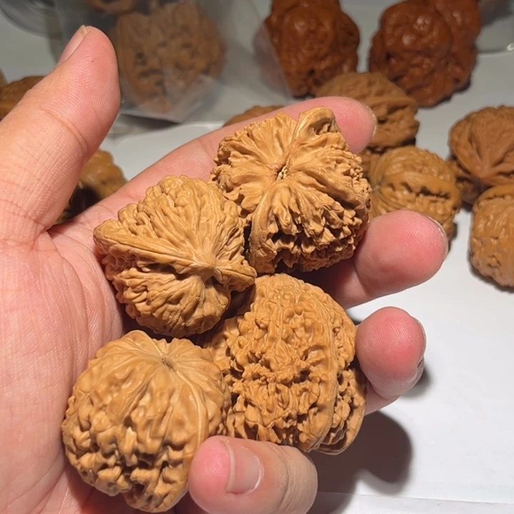 .***D文玩核桃吊坠狮子头核桃