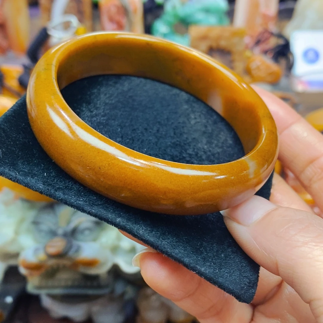 未镶嵌石英质玉（黄龙玉）颈饰