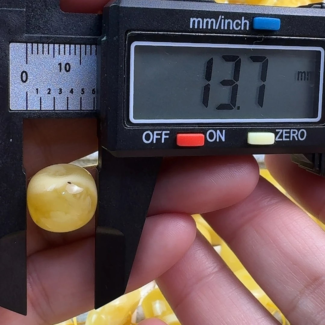 何***庸蜜蜡未镶嵌裸石16杂