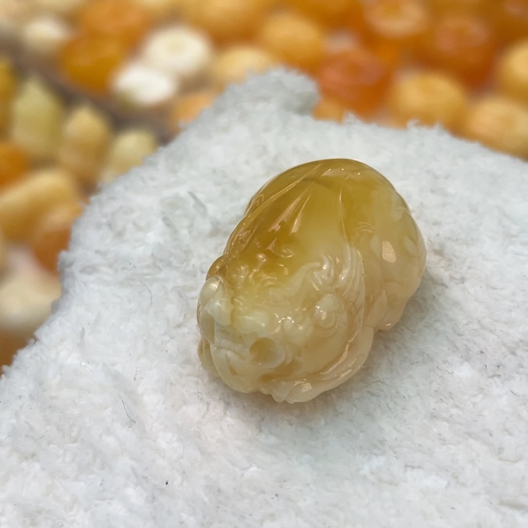 琥珀未镶嵌颈饰俄料浓蜡大金背貔貅