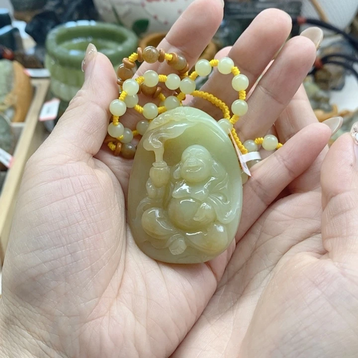 和田玉未镶嵌颈饰糊**涂