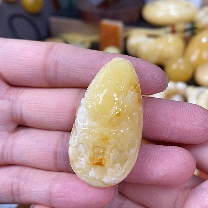裸石琥珀未镶嵌龙牌