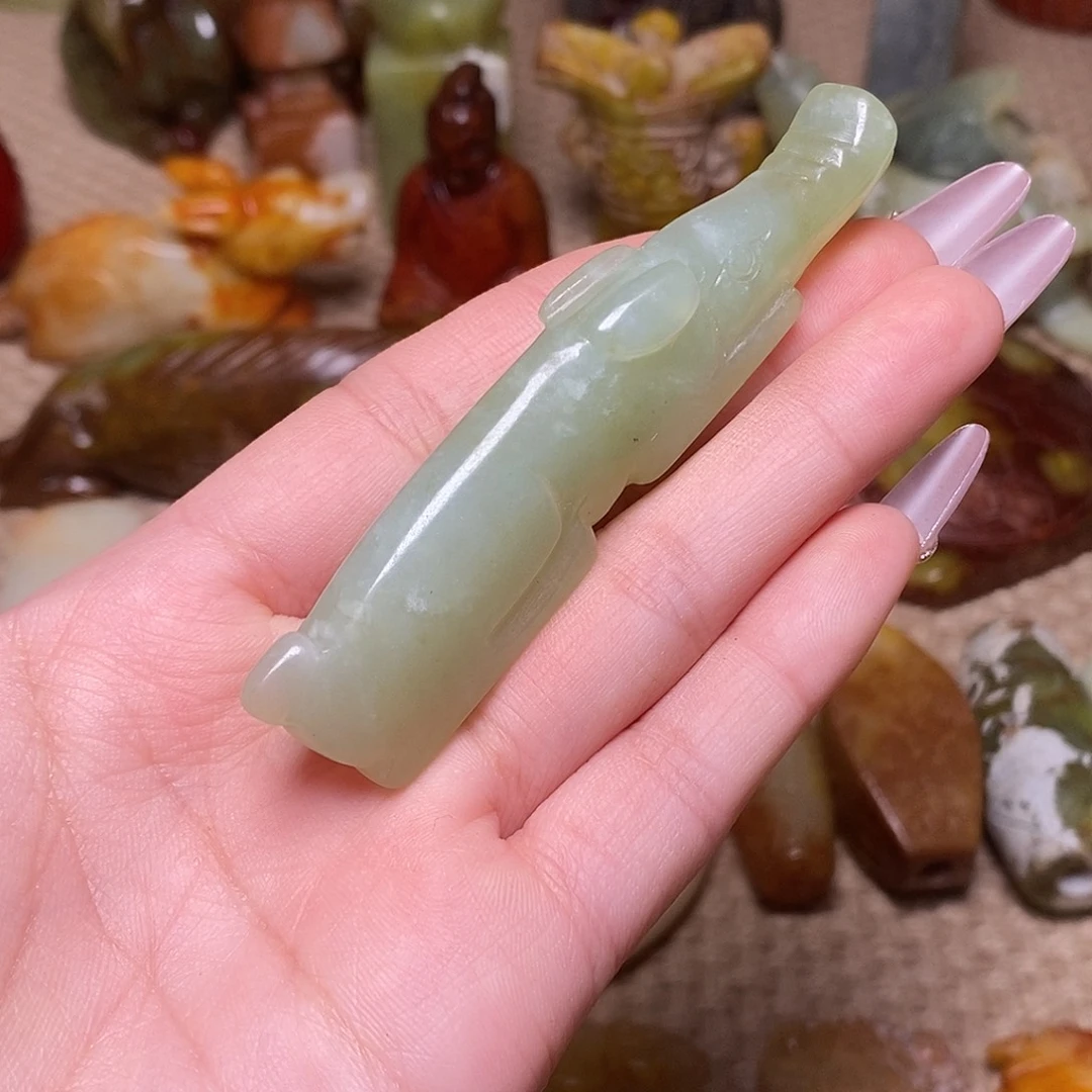 蛇纹石玉足铂镶嵌颈饰