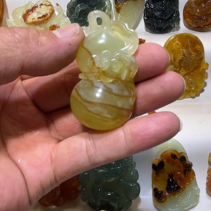 岫玉未镶嵌吊坠(赠链)