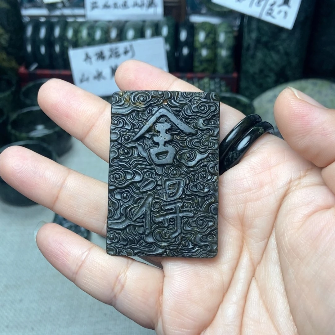 潇***潇未镶嵌蛇纹石玉颈饰