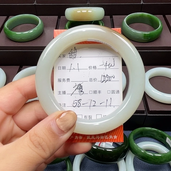 甜***，和田玉未镶嵌手镯