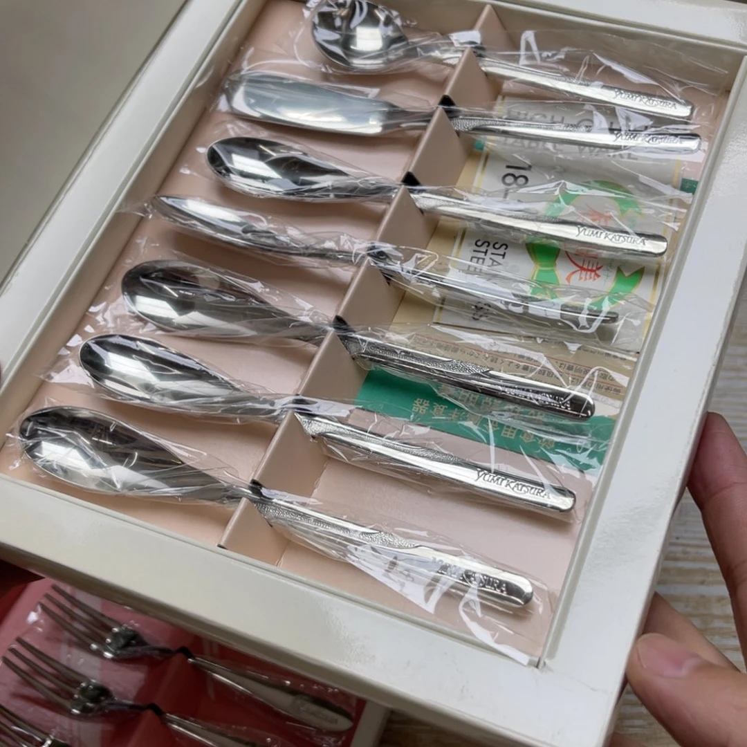 瓷片克*密密麻麻地排列着一个