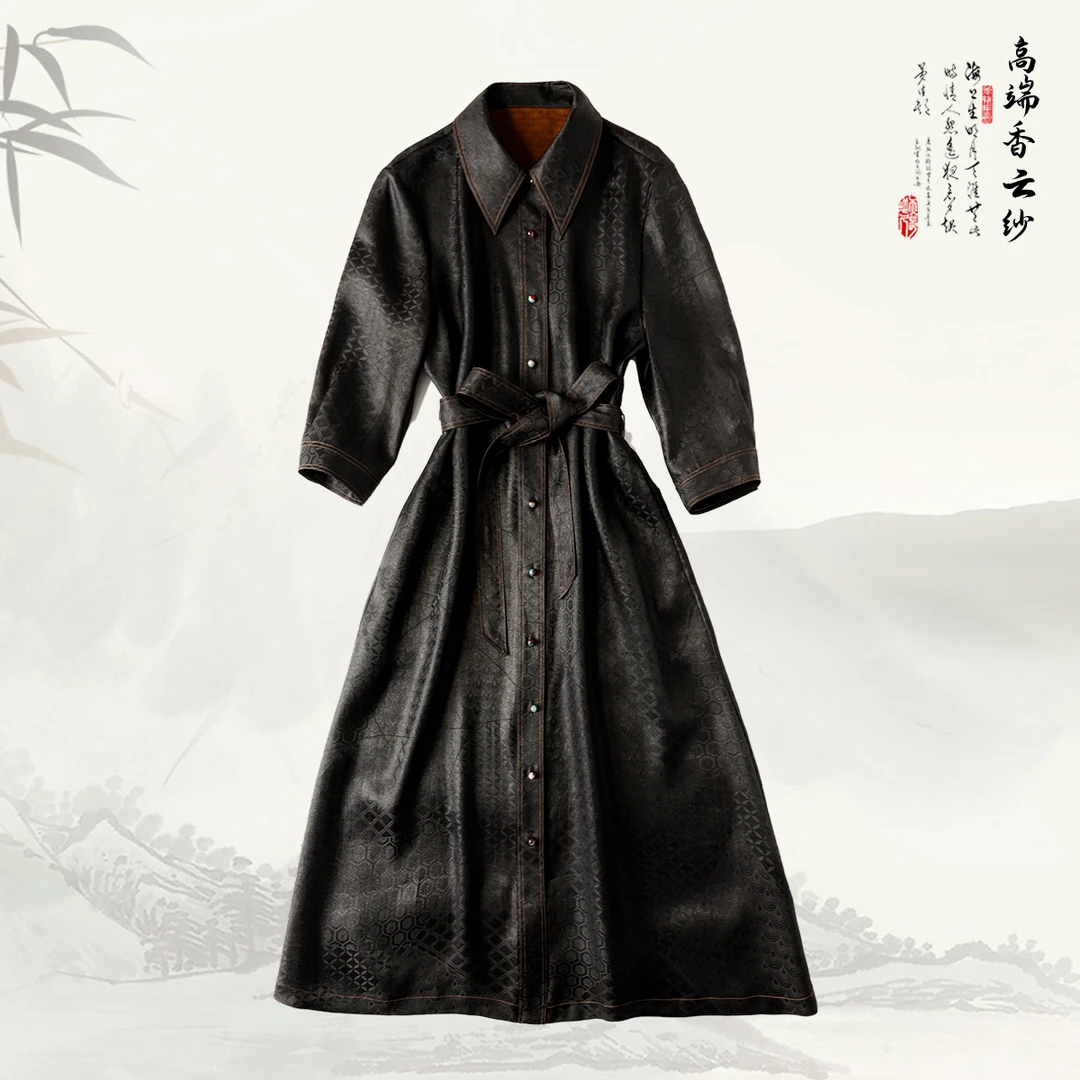 【宸玺】品牌新款香云纱新中式花萝排扣翻领中袖长款连衣裙439027