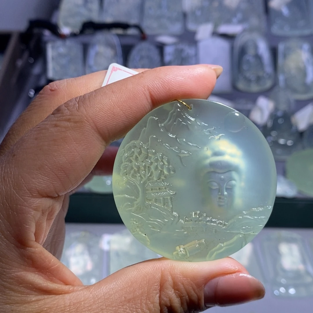 岫玉未镶嵌颈饰佛观天下