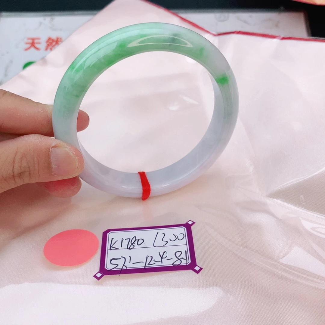 翡翠手镯未镶嵌翡翠
