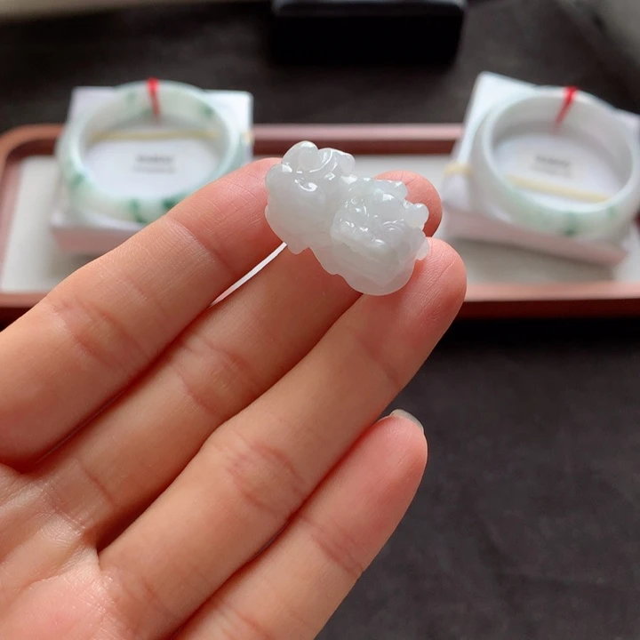 翡翠未镶嵌颈饰貔貅