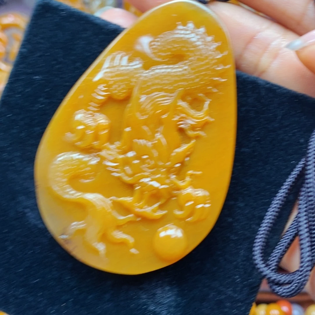 未镶嵌石英质玉（黄龙玉）颈饰