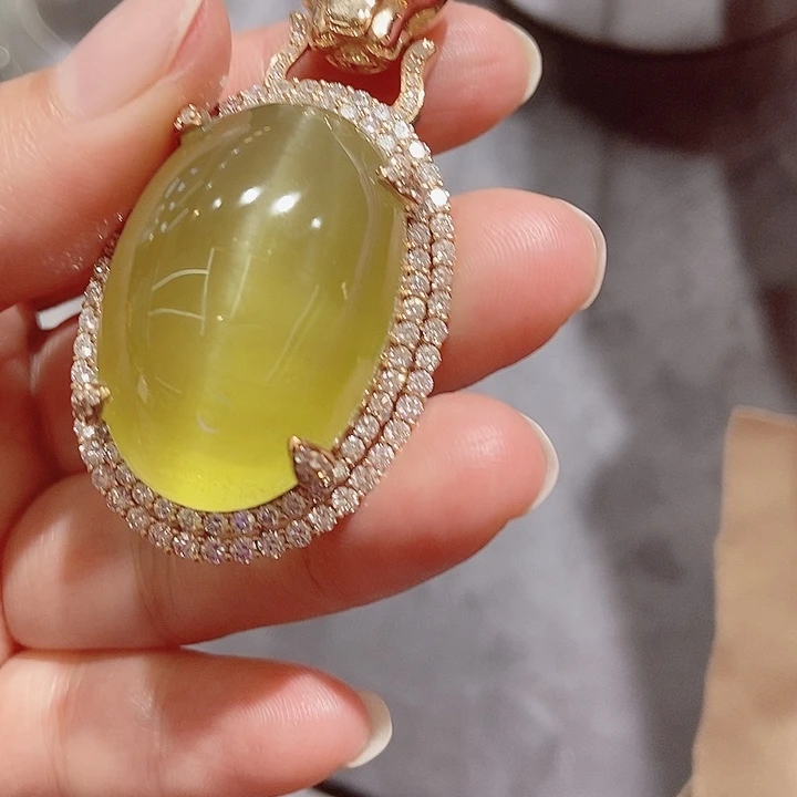 颈饰18K金镶嵌绿柱石85.1/820000