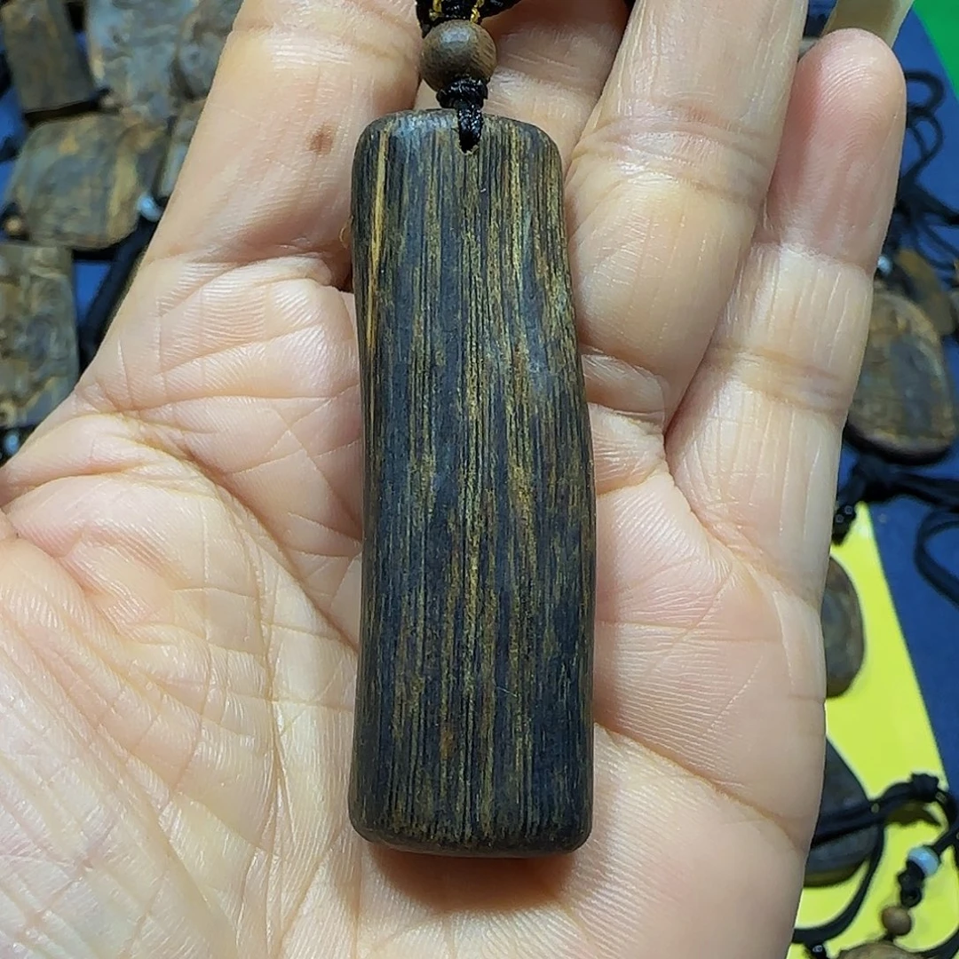 沉香碎屑沉香海南白奇乌身老料带绳7.7克