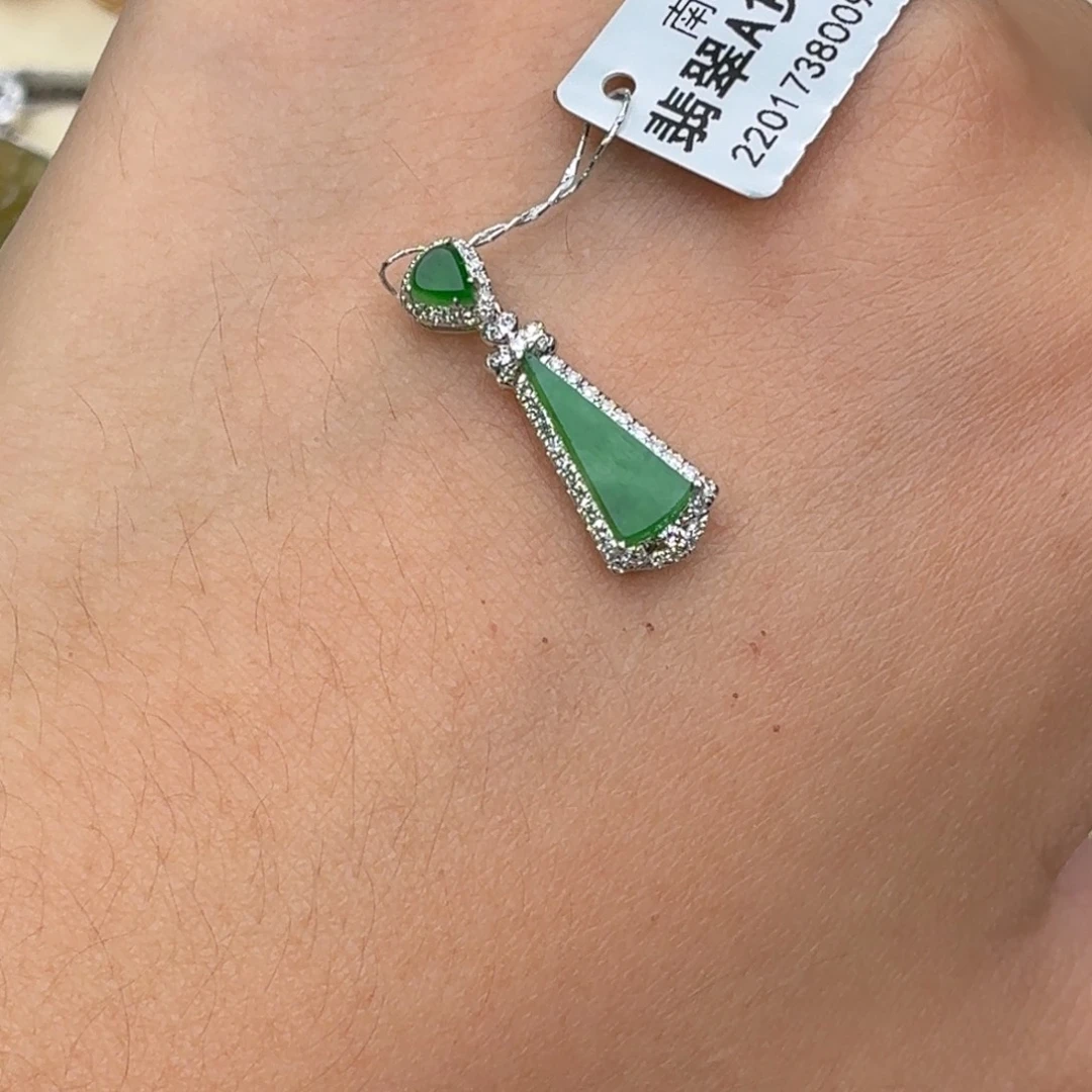 颈饰18K金镶嵌翡翠