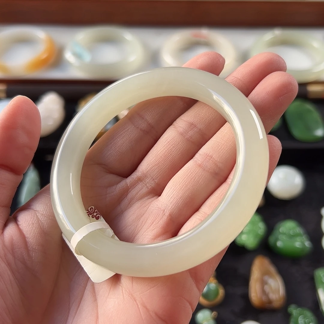 和田玉未镶嵌手镯