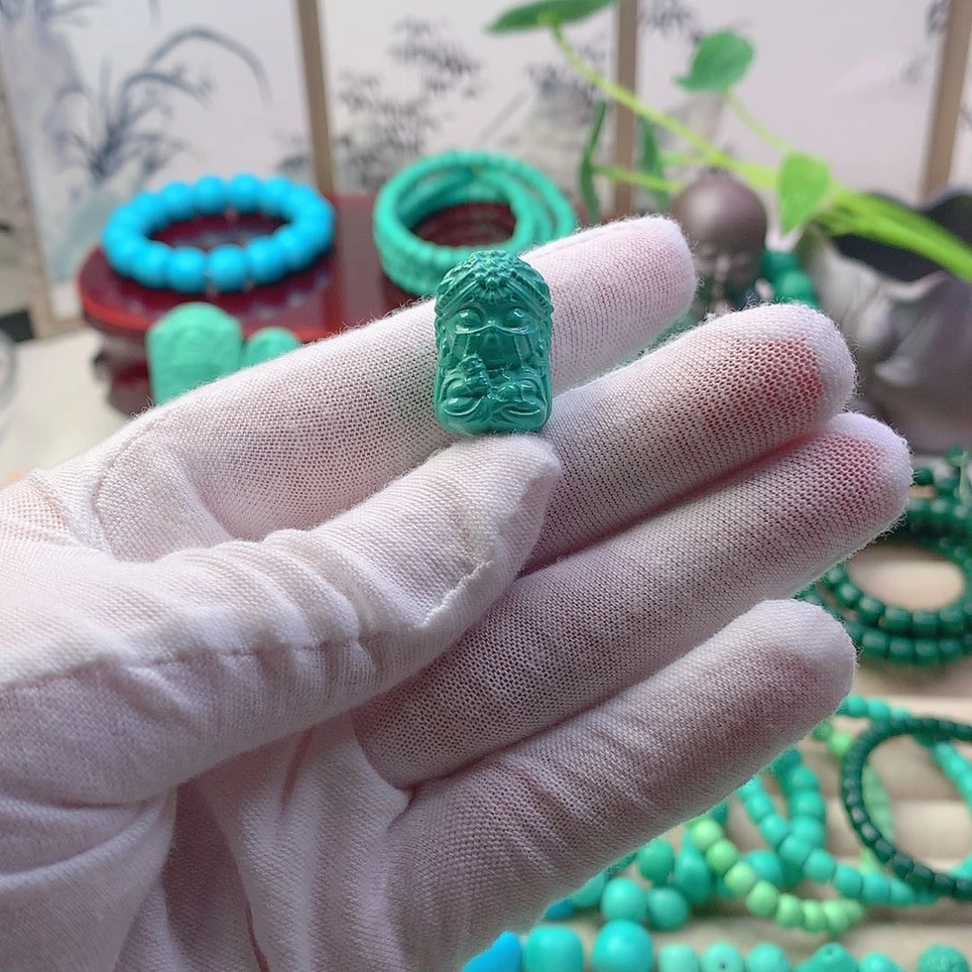 非金属雕刻绿色拉姆吊坠
