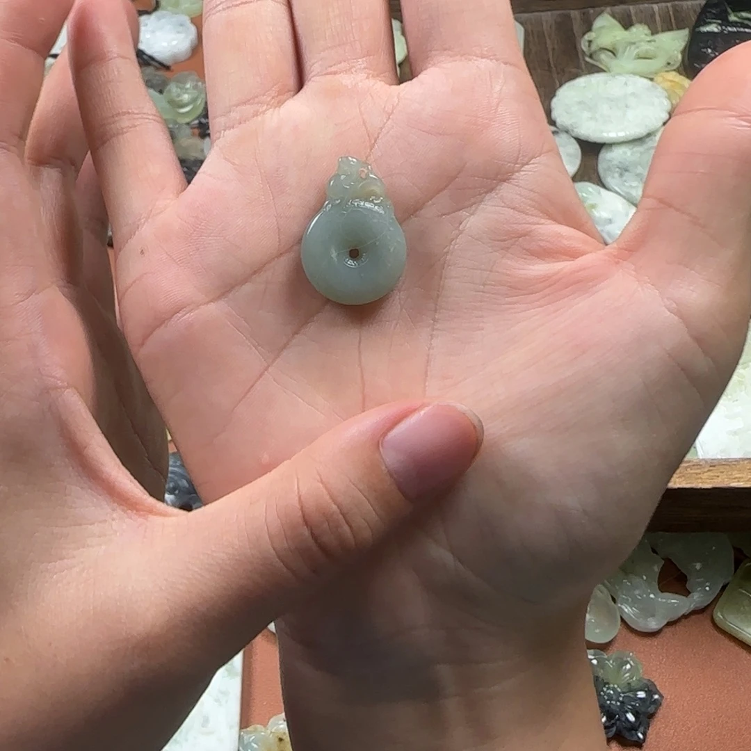 丘***南未镶嵌蛇纹石玉颈饰貔貅平安扣